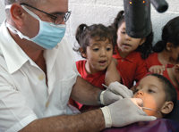 Médicos atendiendo niños pacientes