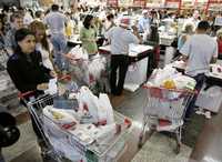 Ante la incertidumbre por los resultados de la jornada electoral de este domingo, cientos de venezolanos realizaron compras de pánico en las tiendas de autoservicio. La imagen, en un centro comercial de la ciudad de Caracas