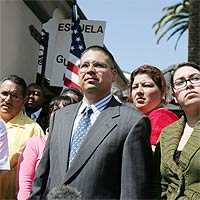 http://www.laopinion.com/media_archive/20060926/092706_PRI-01.jpg